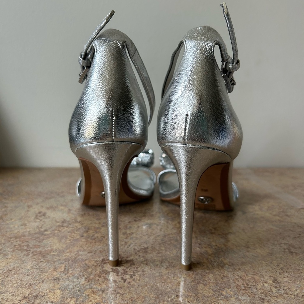 Michael Kors Metallic Silver 4” Heels with sequins Bow size 9 - Picture 9 of 10